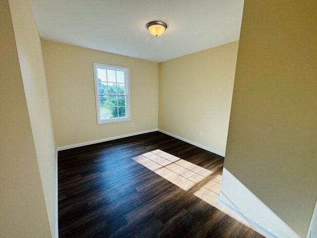 Building Photo - 3 Bedroom, 2.5 Bath Townhouse