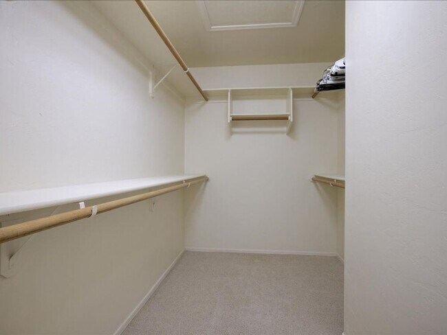 Building Photo - 3 Bedroom 2 Bathroom + Den   Gated Communi...