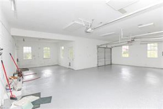 Building Photo - 4 BED/3 BATH LOCATED IN A WATERFRONT COMMUNITY!