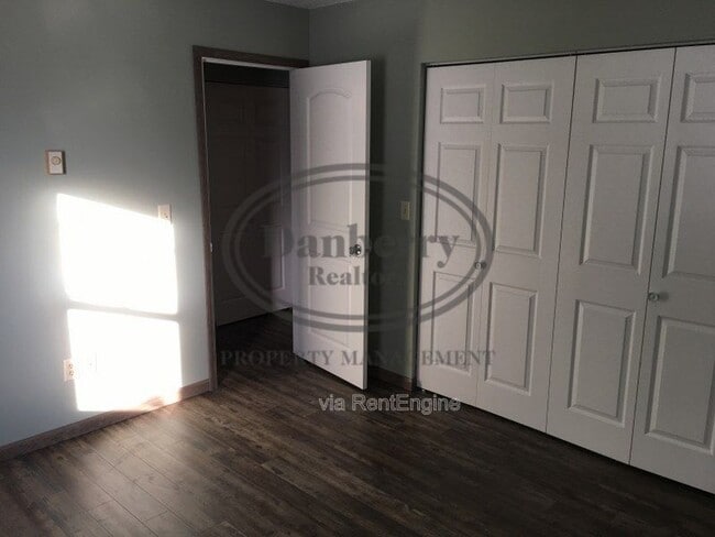 Building Photo - 319 Frazer St