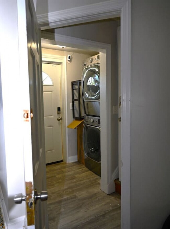 Building Photo - 1544 Oakridge Rd