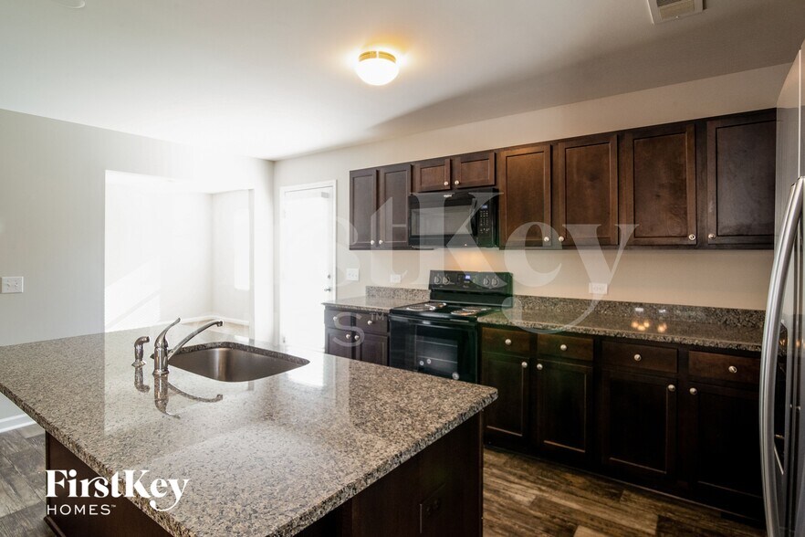 Building Photo - 143 Rockingham Way