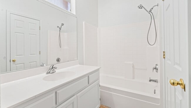 Building Photo - Charming 3-Bedroom 2bathroom in Santa Rosa!