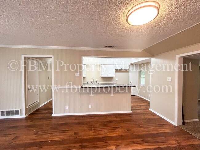 Building Photo - 713 Phillips Dr