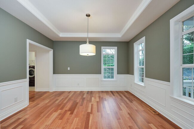 Building Photo - Beautiful Spacious Bainbridge Home