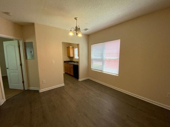 Building Photo - LEASING FOR AUGUST 2025! FENCED IN YARD!!