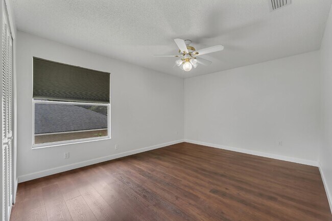 Building Photo - Spacious 6-bedroom, 3-bathroom and pool Tu...
