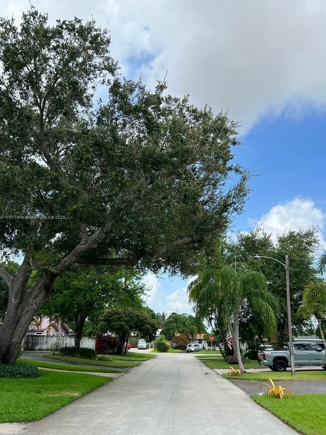 Building Photo - 1931 NE 55th Ct