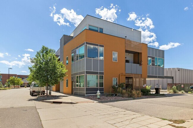 Building Photo - 2 Bed 2 Bath Condo With Mountain Views In Recently Developed Steel Yards Neighborhood.