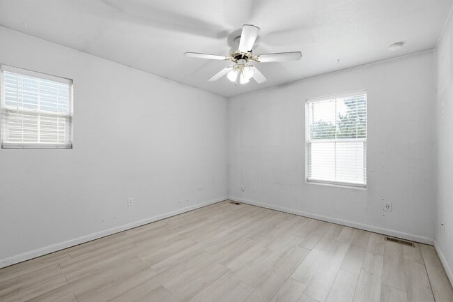 Building Photo - Spacious 5-Bed Retreat with Modern Updates in Aurora. Included - Greenhouse and Shed!