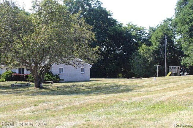 Building Photo - 37 /39 Maplecrest Dr