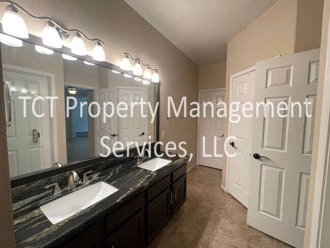 Building Photo - Gorgeous 2 Bedroom Townhome in Gate Commun...