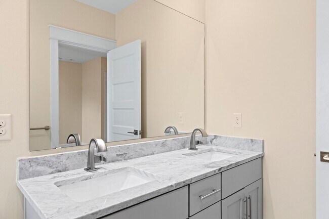 Building Photo - Luxury 3 Bedroom Townhouse on Okaloosa Island!