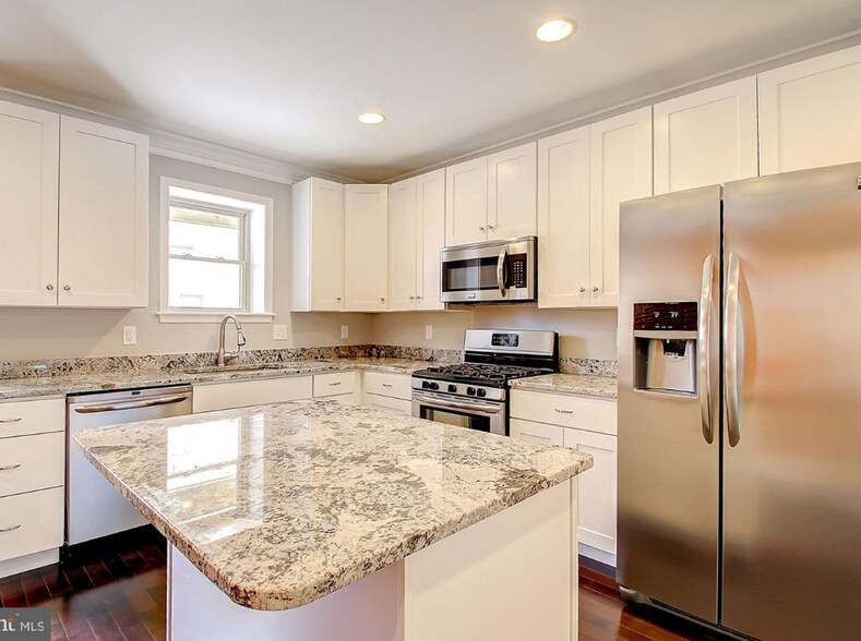 Building Photo - 3014 E Baltimore St