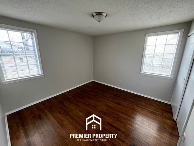 Building Photo - Spacious 3BR Memphis Home with Hardwood Floors, Dual Dining Areas & Fenced Yard