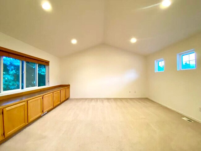 Building Photo - 8419 143rd Ct NE