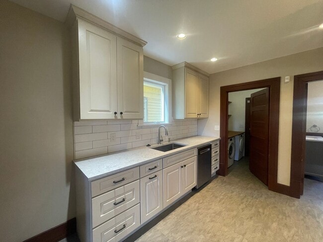 Building Photo - Charming 2 Bed / 1.5 Bath Victorian with G...