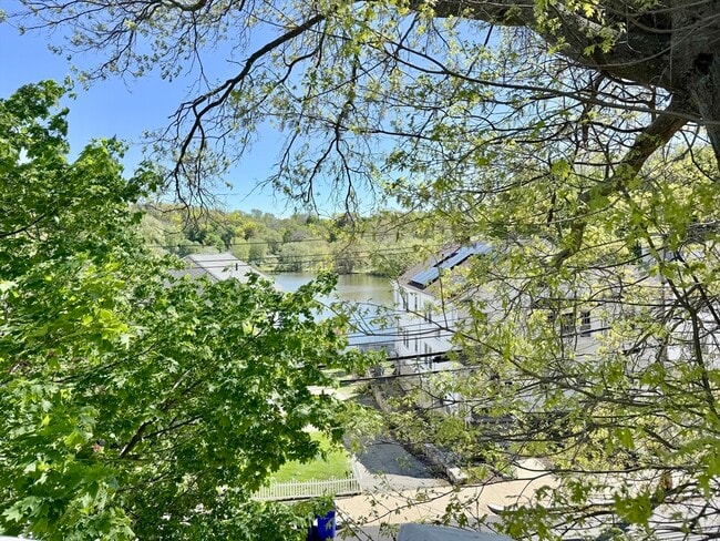 Building Photo - 6 Larch St