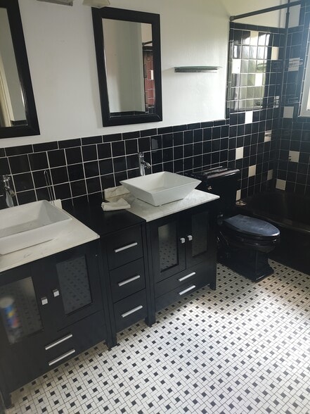 Second bathroom - 6208 Ivymount Rd