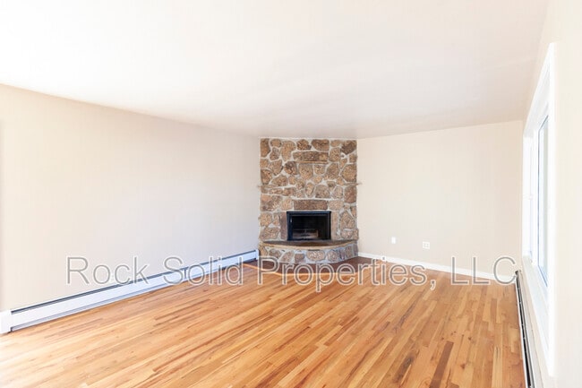 Building Photo - 1529 Walnut Dr