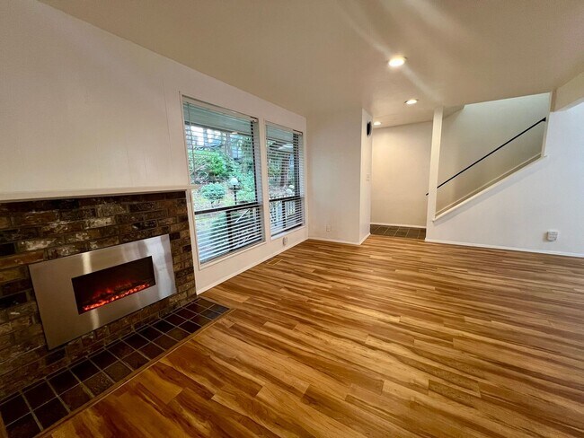 Building Photo - Westside Condo w/ Pool & Garage (Water Included)