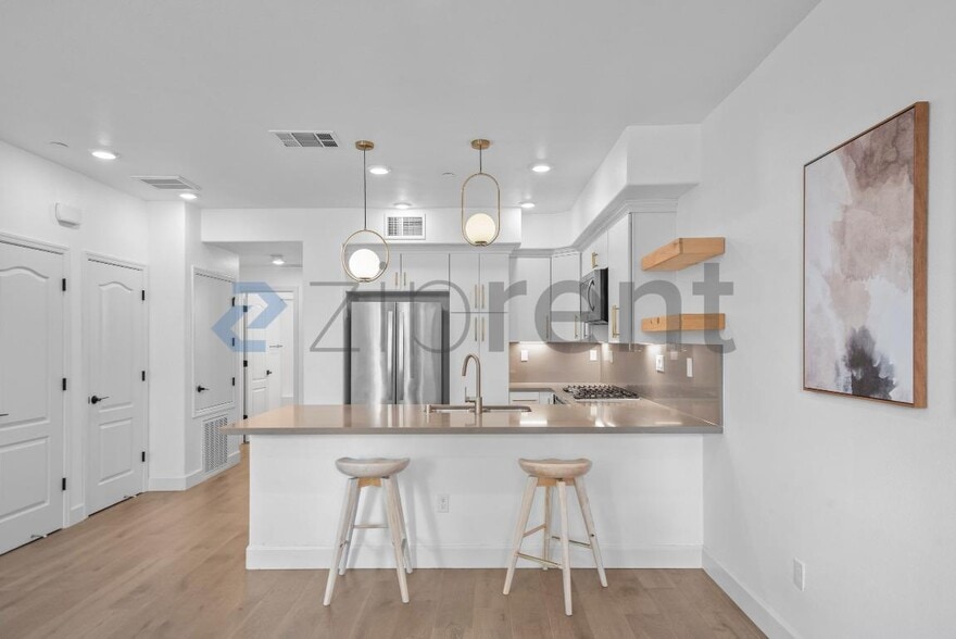 Building Photo - 15 Lisbon Ln