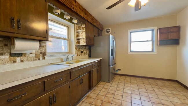 Building Photo - 7127 S Ridgeway Ave