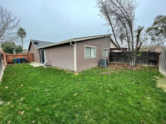 Building Photo - 2 Bedroom Duplex for Rent with Garage