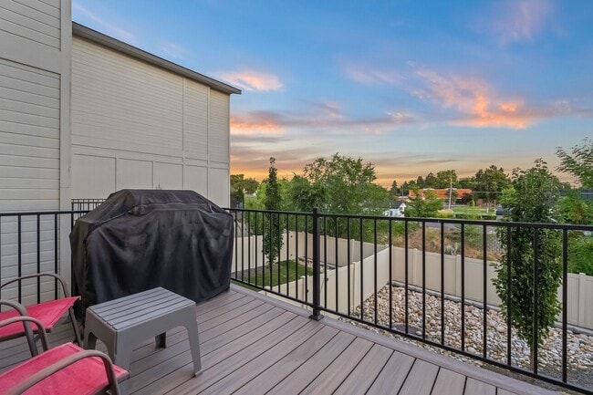 Building Photo - Boise Bench 3bd/2bd Townhome with VIEWS of...