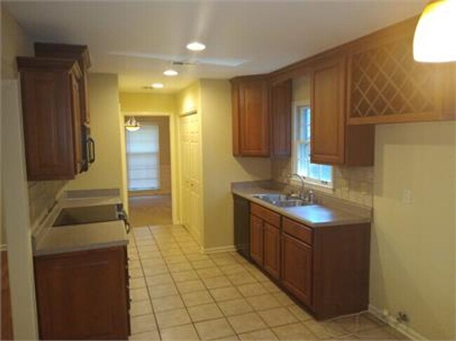 Building Photo - Coming soon. Charming 3-Bedroom Home in Co...