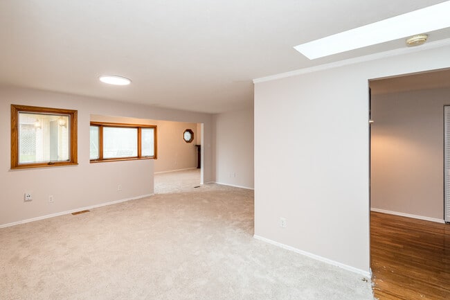 Building Photo - 6757 Summerdale Dr
