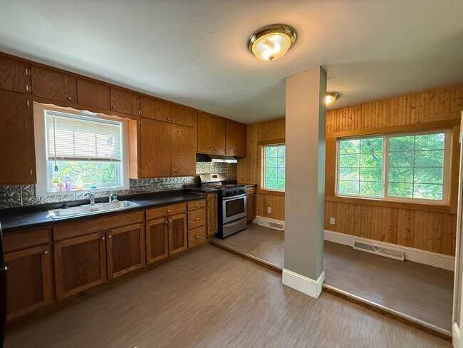 Building Photo - Charming 3-Bedroom Single Family Home in C...