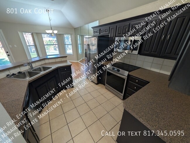 Building Photo - 801 Oak Ct