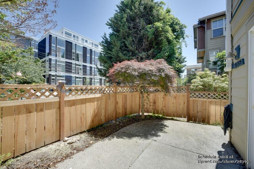 Building Photo - Unit A