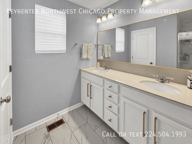 Building Photo - 142 Roslyn Pl