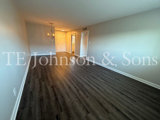 Building Photo - 1 Bedroom Minutes from The School of the A...