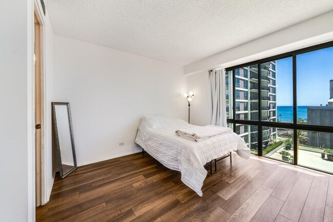 Building Photo - 2BED 2 BATH ALL UTILITIES INCLUDED DOWNTOW...