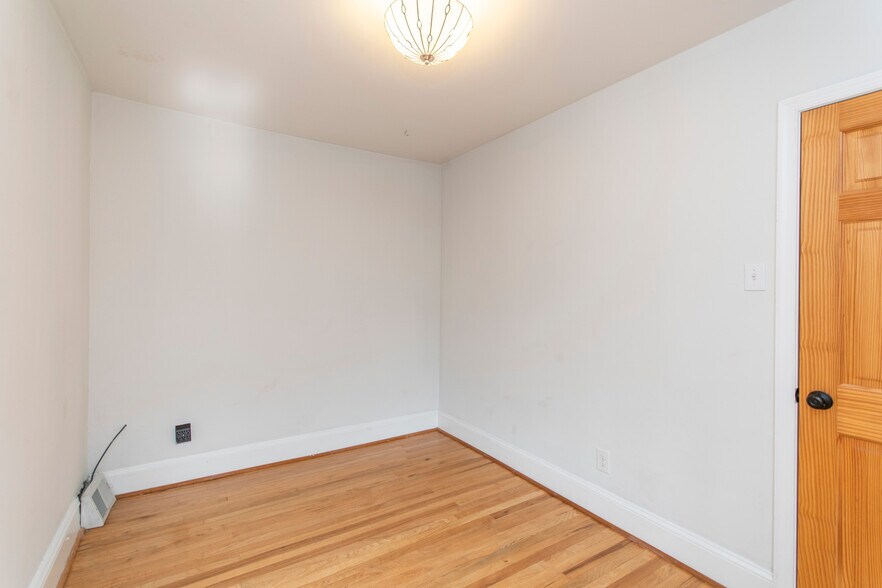 Building Photo - 527 S Lecount St