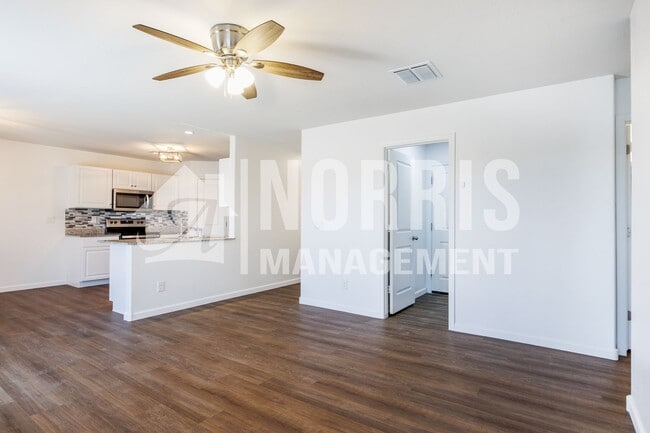 Building Photo - Beautiful Large Home Very Close to Freeway