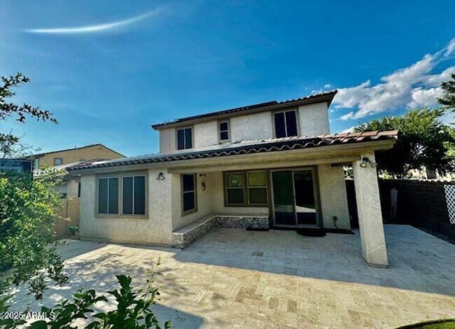 Building Photo - Gorgeous 4 bed 3.5 bath with Pool/Spa and ...