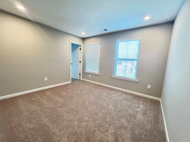 Building Photo - 372 Traminer Wy