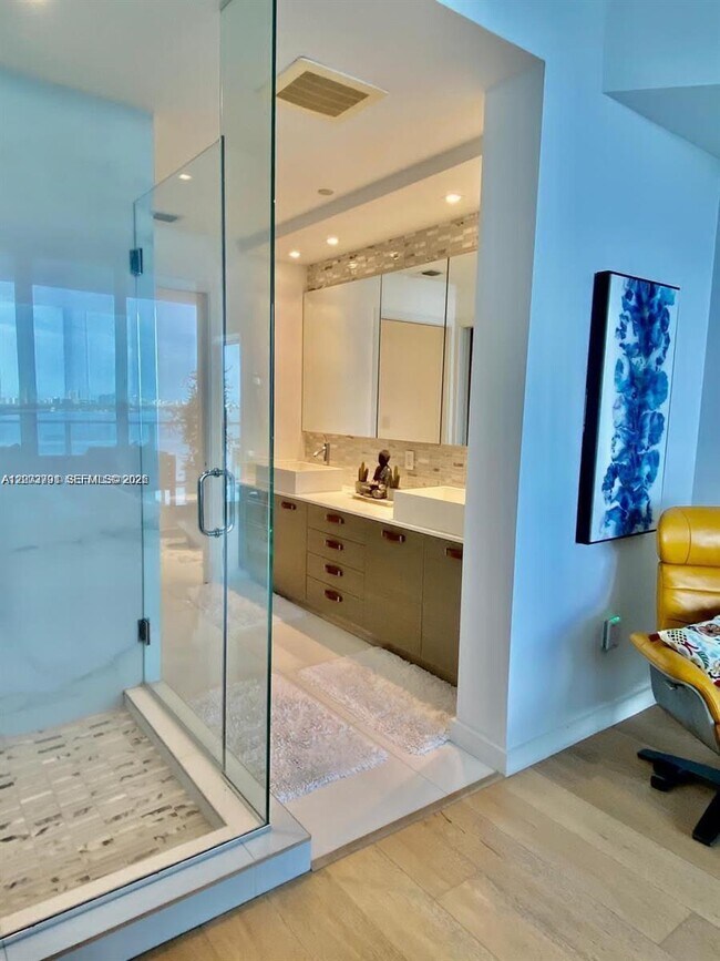 Building Photo - 2020 N Bayshore Dr