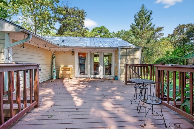 Building Photo - Fully Furnished Home with an Incredible Mi...