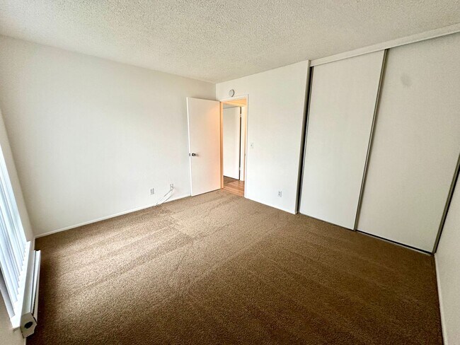Building Photo - BEAUTIFUL BREATH TAKING VIEW UNIT!!! MUST ...