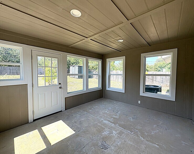 Building Photo - 120 South Dr
