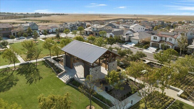 Building Photo - Charming 3 bedroom, 2 Bath Home