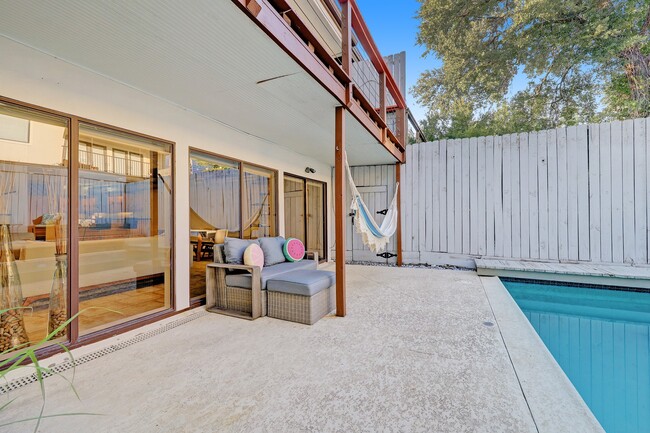 Building Photo - 2117 1/2 Hazard St