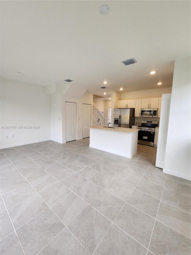 Building Photo - 263 SE 11th Ct