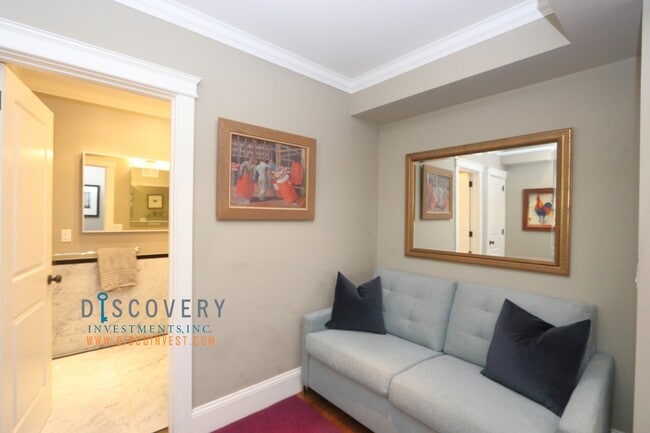 Building Photo - Sophisticated Piedmont Colonial with Enclosed Yard