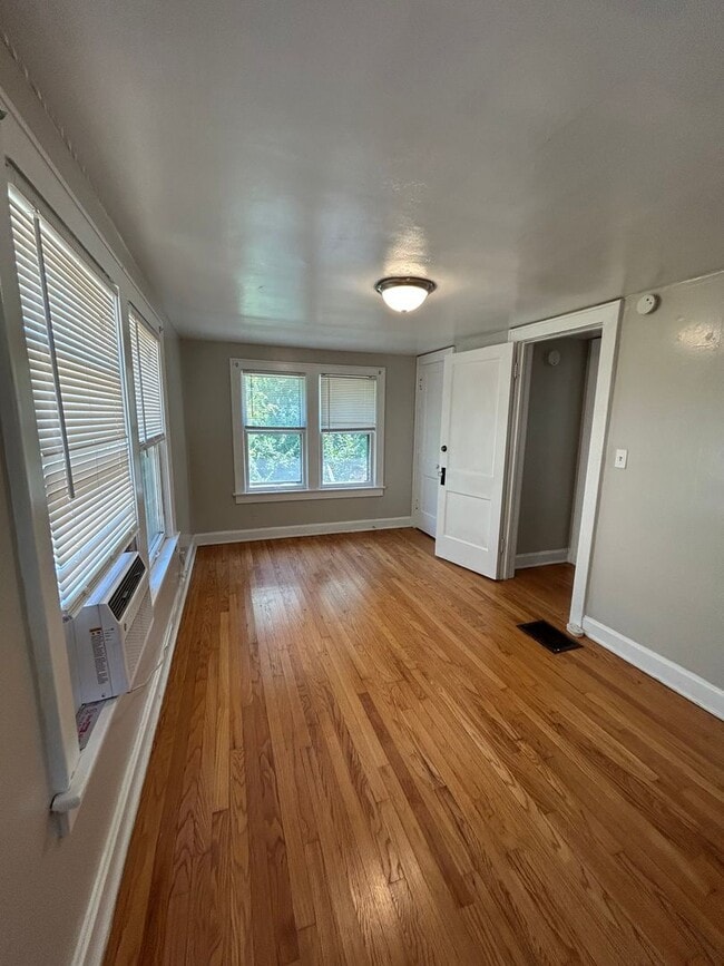 Building Photo - Charming 4-Bed Home with Fireplace & Hardw...